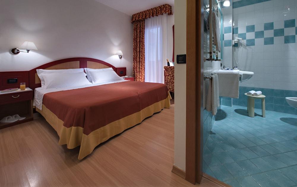 Hotel Orient & Pacific Lido di Jesolo Exterior photo